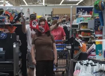 Vetan a pareja de supermercado por usar bandera nazi como cubrebocas