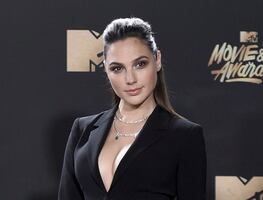 Gal Gadot presume 'abs de acero' con crop top en la playa