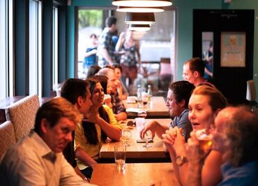 California da un paso atrás en su reapertura y cierra restaurantes y bares