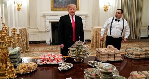 Por cierre de gobierno, Trump invita comida rápida a jugadores