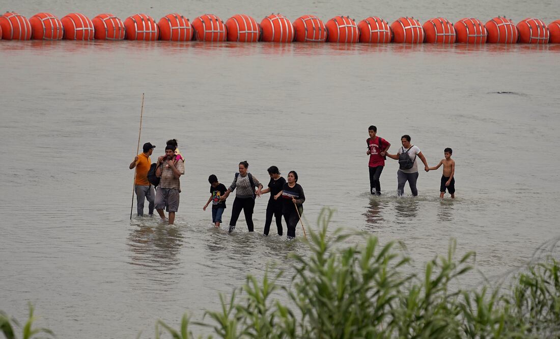 Texas obtiene victoria en su defensa de la barrera de boyas en la frontera con México.  (AP Foto/Eric Gay)