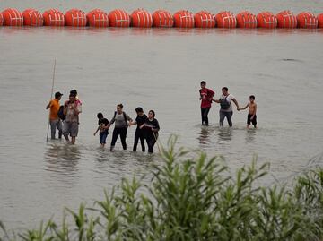 Gobierno de Biden demanda a Texas por instalar barrera de boyas en el Río Grande