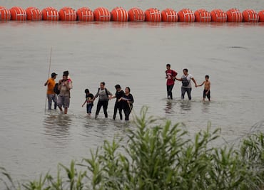 Texas obtiene victoria en su defensa de la barrera de boyas en la frontera con México