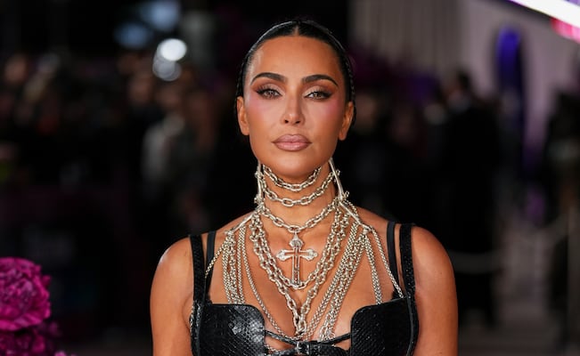 Kim Kardashian deslumbra con fotos de atrevido look y detalles de su lujoso viaje al Caribe