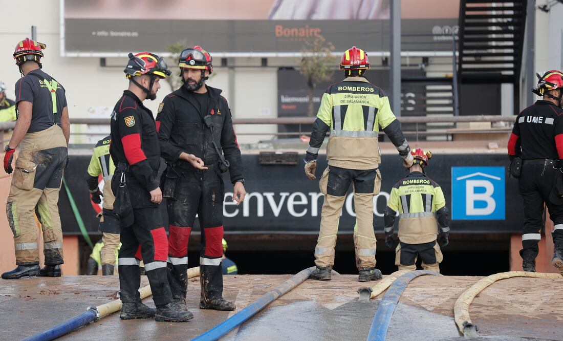 Valencia centra la búsqueda de víctimas de inundaciones en estacionamientos subterráneos; prevén hasta 400 muertos. EFE/Manuel Bruque