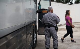 Detienen a migrantes que trataban de abordar avión privado en frontera texana