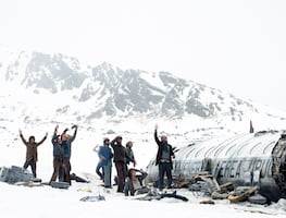 Emotivo reencuentro entre sobrevivientes de los Andes gracias al estreno de 'La sociedad de la nieve'
