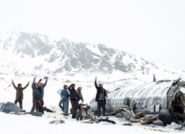 Emotivo reencuentro entre sobrevivientes de los Andes gracias al estreno de 'La sociedad de la nieve'