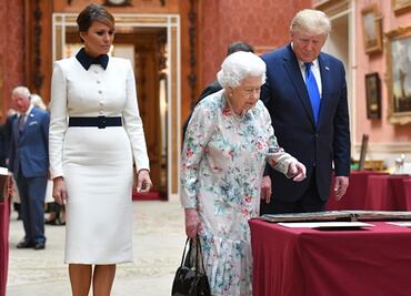 Melania se luce con un Dolce & Gabbana ante la reina Isabel