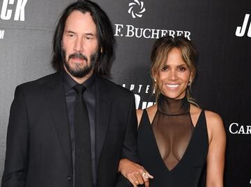 Halle Berry luce escote traslúcido junto a Keanu Reeves
