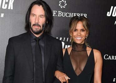 Halle Berry luce escote traslúcido junto a Keanu Reeves