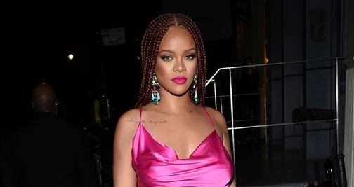Rihanna luce silueta curvy con minivestido rosa en Nueva York