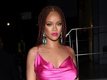 Rihanna luce silueta curvy con minivestido rosa en Nueva York