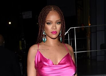 Rihanna luce silueta curvy con minivestido rosa en Nueva York