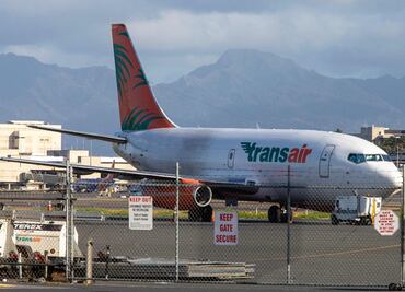 Boeing de carga realiza amaraje forzoso en Honolulu