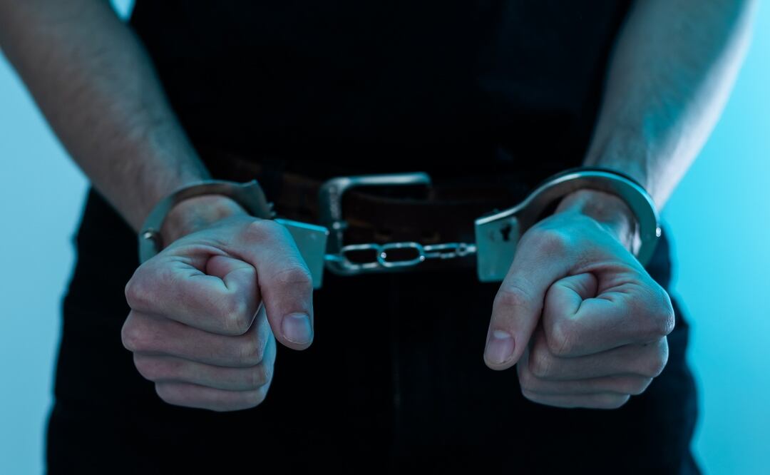 Acusan a universitario de 21 años de hacer una estafa de $3.5 millones de dólares. Foto: iStock-Sinenkiy