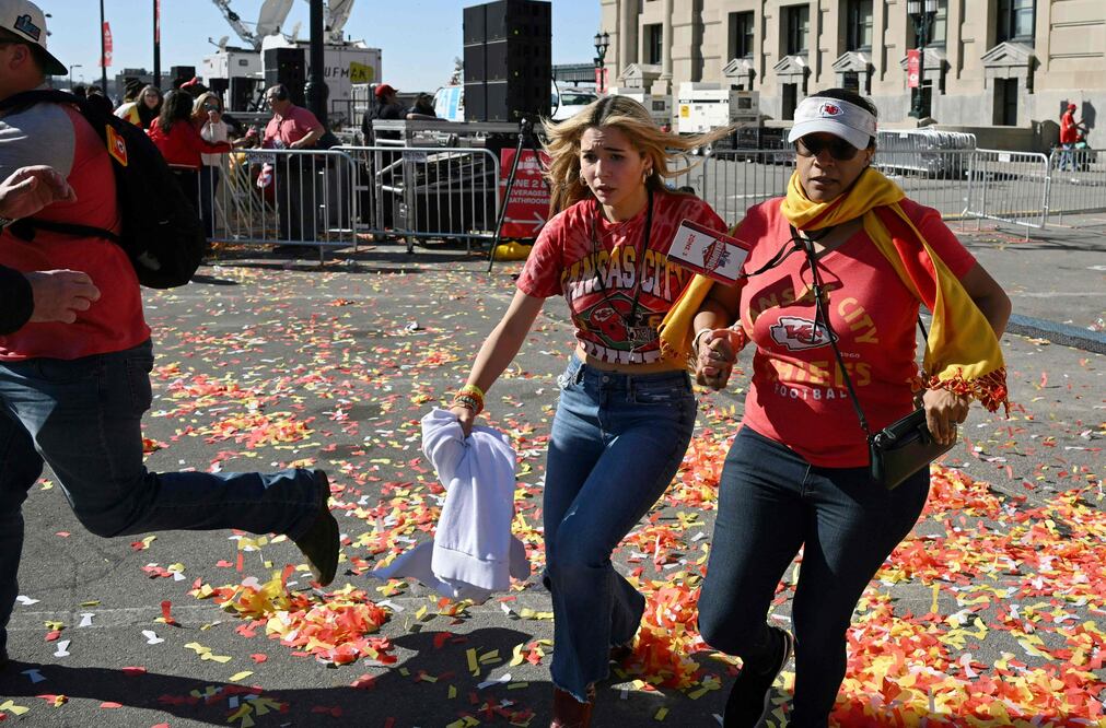 Un tiroteo con heridos siembra el caos en la celebración del Super Bowl en Kansas City. (Photo by ANDREW CABALLERO-REYNOLDS / AFP)