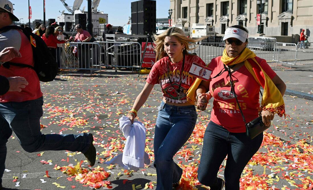 Un tiroteo con heridos siembra el caos en la celebración del Super Bowl en Kansas City. (Photo by ANDREW CABALLERO-REYNOLDS / AFP)