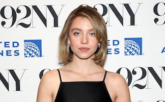 Sydney Sweeney impone tendencia con minivestido de transparencias en Nueva York