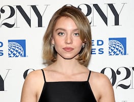 Sydney Sweeney impone tendencia con minivestido de transparencias en Nueva York