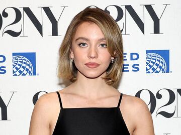 Sydney Sweeney impone tendencia con minivestido de transparencias en Nueva York