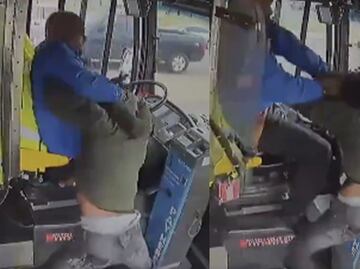 Violenta pelea entre pasajero y chofer de autobús provoca choque contra edificio. VIRAL