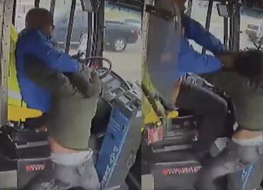 Violenta pelea entre pasajero y chofer de autobús provoca choque contra edificio. VIRAL