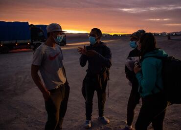 Hallan 86 migrantes en tractocamión en Atizapán, Edomex