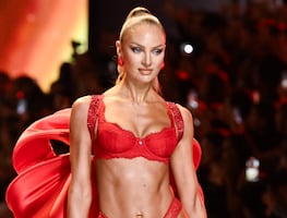 Candice Swanepoel presume cuerpazo con monokini negro en sesión