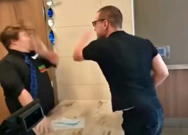 Video. Cliente de Burger King abofetea a empleado durante discusión