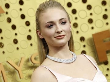 Los vestidos con los que Sophie Turner impactó en los Emmys