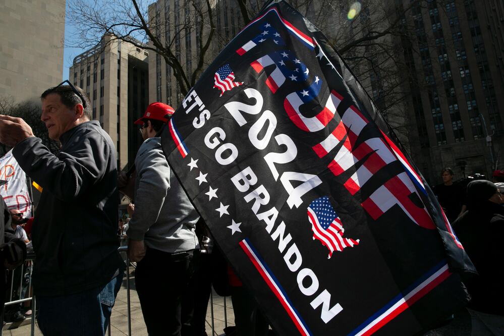 Grupos pro y contra Trump se manifiestan en Nueva York. EFE/EPA/SARAH YENESEL