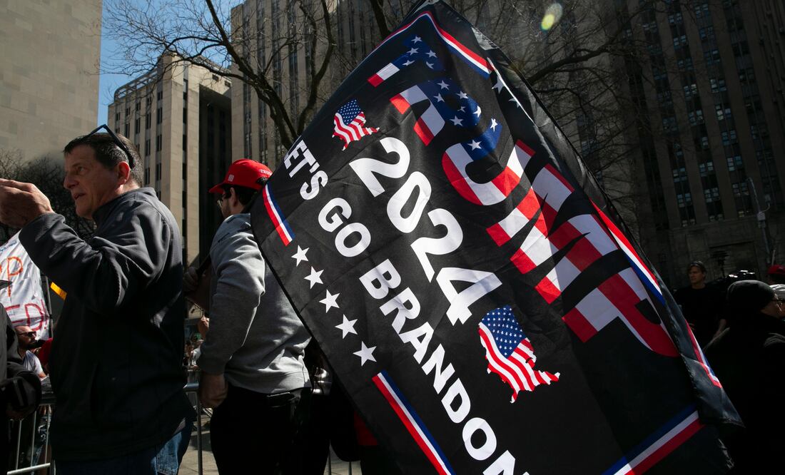 Grupos pro y contra Trump se manifiestan en Nueva York. EFE/EPA/SARAH YENESEL