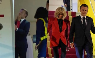 Brigitte Macron le da tremenda cachetada a Emmanuel… y luego aclaran: “¡Era broma!” 