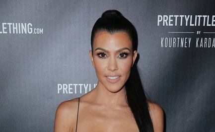 Kourtney Kardashian deslumbra con vestido de paneles descubiertos