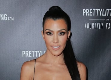 Kourtney Kardashian deslumbra con vestido de paneles descubiertos