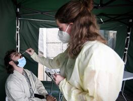 Omicron tiene “excepcional capacidad” para evadir la inmunidad, alertan