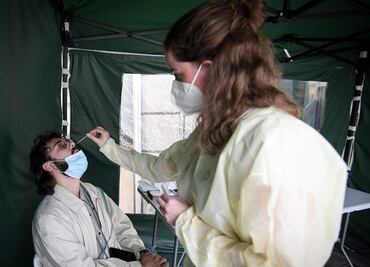 Omicron tiene “excepcional capacidad” para evadir la inmunidad, alertan