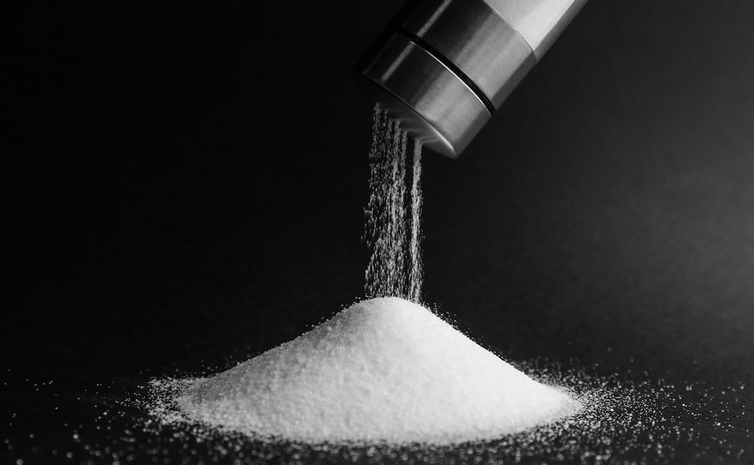 Investigación advierte por microplásticos “cancerígenos” en la sal de mesa. Foto: iStock-Liudmila Chernetska