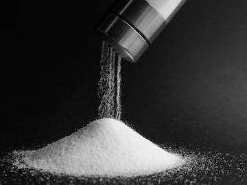 Investigación advierte por microplásticos “cancerígenos” en la sal de mesa