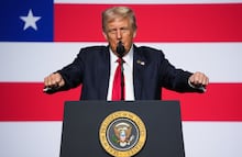 Trump contradice su retórica: su empresa contrató a más de 180 migrantes en 2025, según USCIS