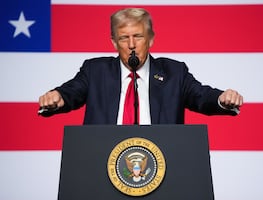 Trump contradice su retórica: su empresa contrató a más de 180 migrantes en 2025, según USCIS