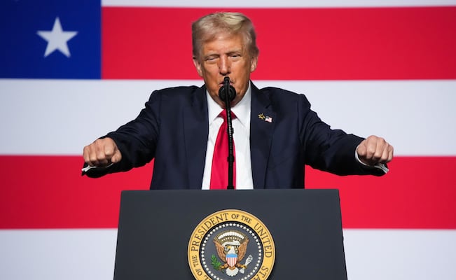 Trump contradice su retórica: su empresa contrató a más de 180 migrantes en 2025, según USCIS