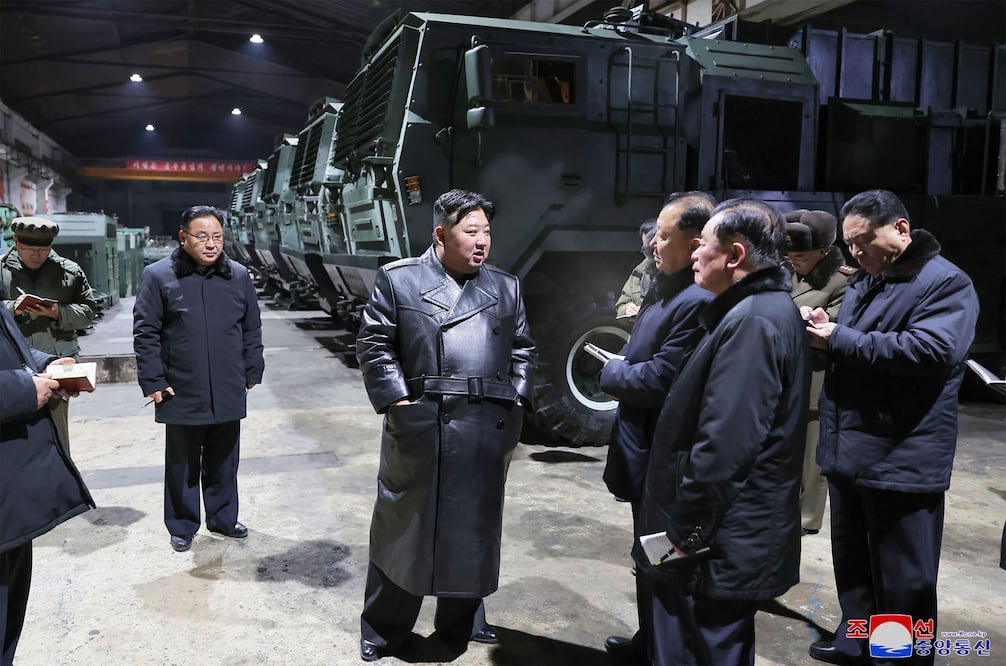 Kim Jong-un sorprende con nuevo misil hipersónico: ¿Una amenaza para Estados Unidos en el Pacífico? (Photo by KCNA VIA KNS / AFP)