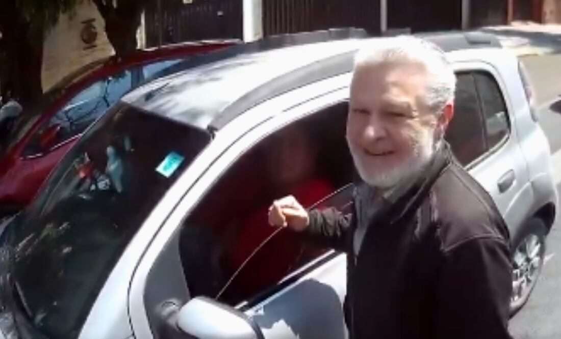 Confrontan a adulto mayor que estafa a automovilistas para obtener dinero en la CDMX. Foto: Captura X