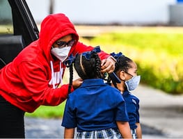 Alumnos en Florida afrontan peor ola de covid y pelea política por cubrebocas
