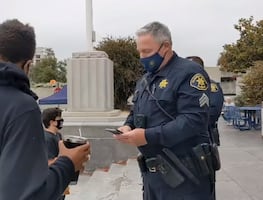 Video. Policía usa música de Taylor Swift como "escudo" al ser grabado