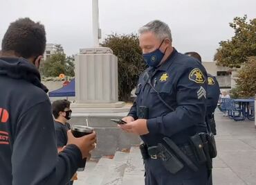 Video. Policía usa música de Taylor Swift como "escudo" al ser grabado