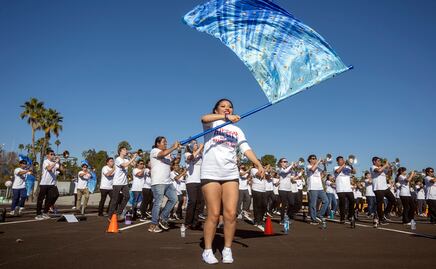 Paciente latina con cáncer lleva mensaje de esperanza al Desfile de las Rosas