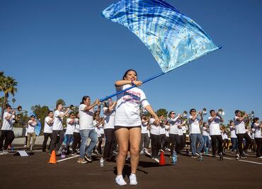Paciente latina con cáncer lleva mensaje de esperanza al Desfile de las Rosas